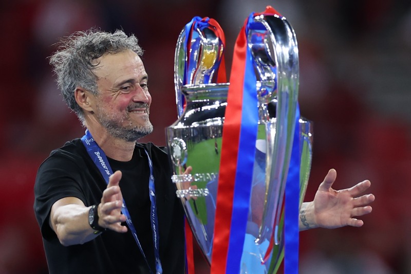 UCL 우승 트로피를 껴안는 PSG의 루이스 엔리케 감독. / 사진=연합뉴스
