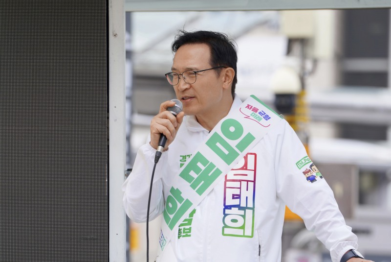 임태희 경기도교육감 후보가 지지를 호소하고 있다. /임태희 미래교육캠프