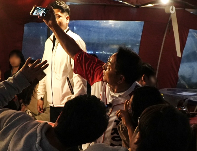 지난 30일 새벽 유정복 인천시장 후보가 남동구 구월동 로데오거리의 한 포장마차를 방문해 시민들과 기념촬영을 하고 있다./정복캠프