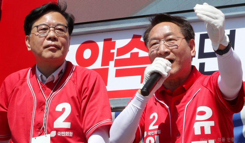 31일 유정복 인천시장 후보가 중구 영종국제도시 유세 현장에서 송언석 국민의힘 원내대표와 함께 시민들에게 인사하며 지지를 호소하고 있다./정복캠프