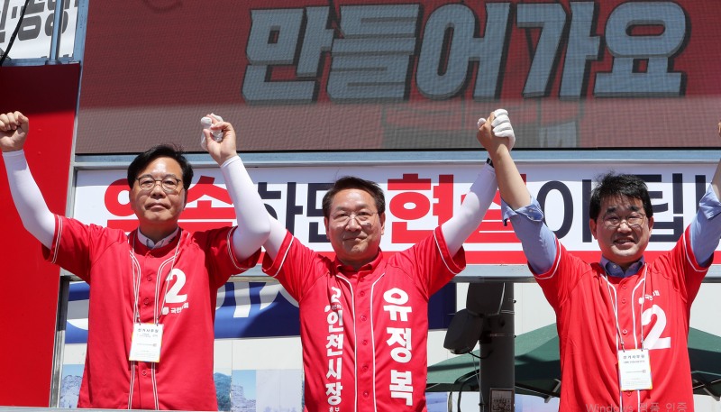 31일 유정복 인천시장 후보가 중구 영종국제도시 유세 현장에서 송언석 국민의힘 원내대표 등과 함께 손을 맞잡아 들어 올리며 시민들에게 지지를 호소하고 있다./정복캠프