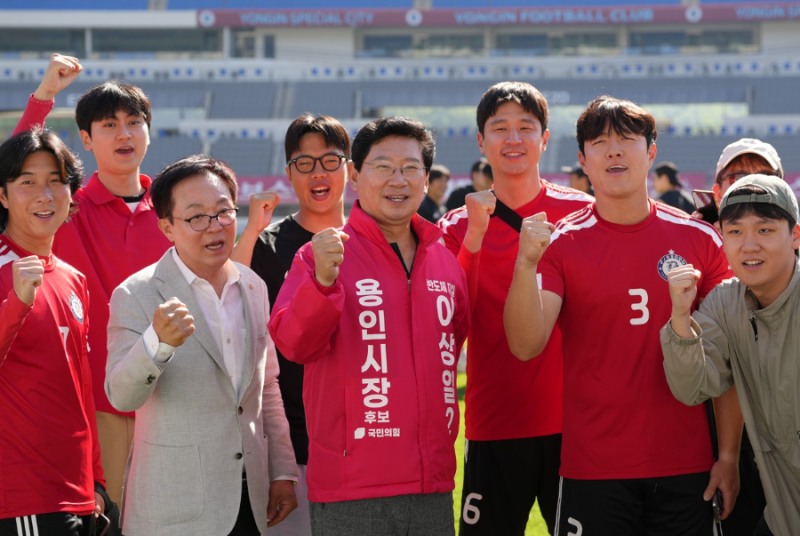 이상일 용인시장 후보가 31일 용인시 체육회장배 축구대회 참가 선수들과 기념촬영을 하고있다. /선거캠프