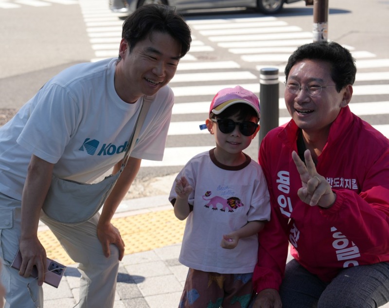 이상일 용인시장 후보가 31일 유세도중 시민과 대화하면서 기념촐영을 하고있다. /선거캠프