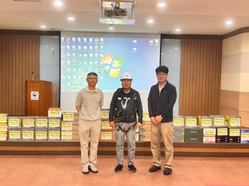충주 건설안전협의체에서 기증한 안전대를 주덕 한우작목반 회장이 착용하고 사고예방을 다짐하고 있다.(좌측부터 충주 건설안전협의체 권영기 회장, 주덕한우작목반 임인구 회장, 안전보건공단 강철호 충북북부지사장)/안전보건공단 충북북부지사
