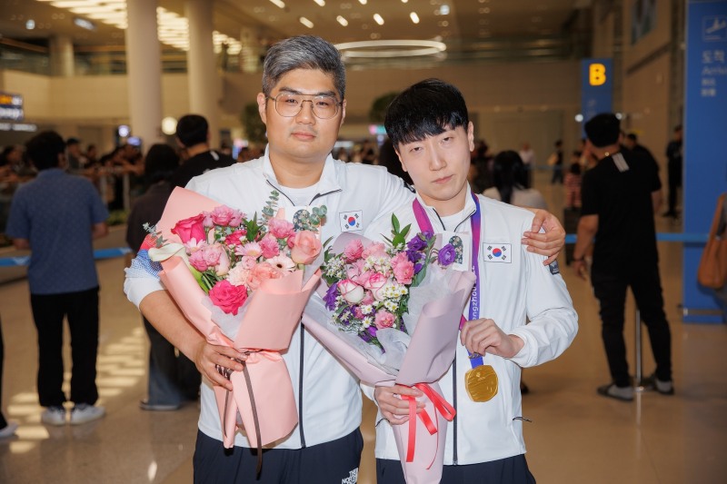 항저우 아시안게임 스트리트 파이터 V 부문서 금메달을 획득한 김관우와 강성훈 감독.