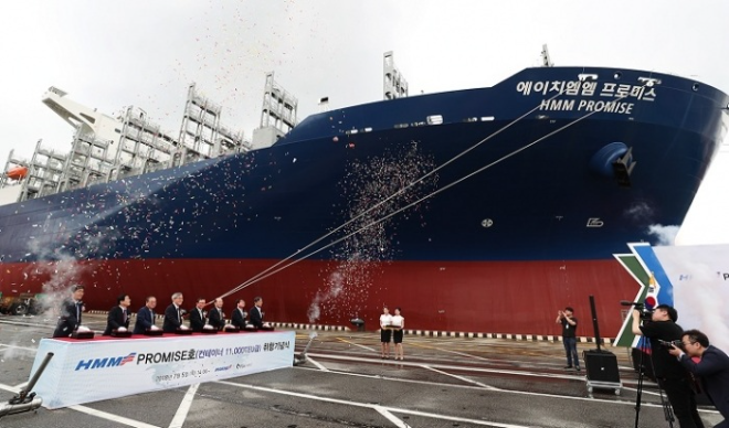 2018년 7월 5일 부산항 신항 4부두(HPNT)에서 열린 현대상선의 1만1000TEU급 컨테이너선 ‘HMM 프로미스(HMM Promise)’호 취항식에서 참석자들이 HMM 프로미스호를 배경으로 기념촬영을 하고 있다. 한진중공업에서 건조한 동급 선박 2척 중 1호선인 HMM 프로미스호는 세계 최초로 스크러버를 장착했으며, 향후 HMM으로 사명을 바꾸는 현대상선이 선명에 ‘HMM OOO’호을 적용한 첫 선박이다. 〈hmm〉