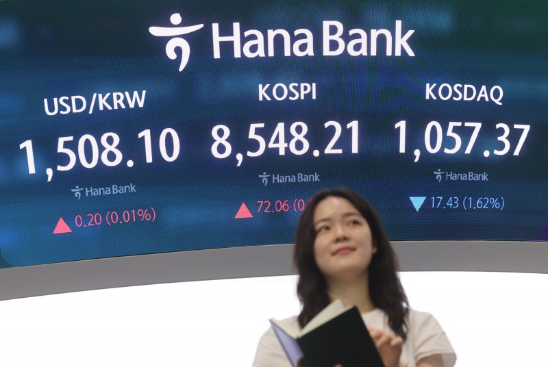 코스피 지수가 상승 출발한 1일 서울 중구 하나은행 딜링룸에서 직원이 업무를 보고 있다./연합뉴스