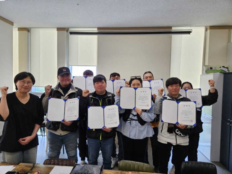 지난해 선발된 8명의 배달라이더 안전지킴이가 안전 신고 활성화, 대시민 인식 개선 등 활동을 펼치고 있다. /시흥시