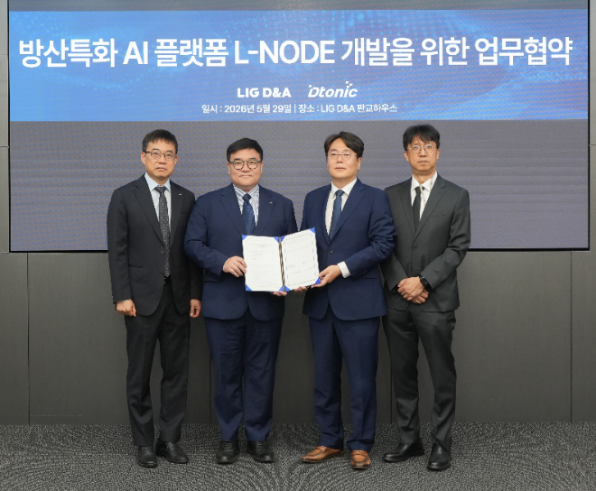 LIG D&A가 디토닉과 LIG D&A 판교하우스에서 ‘방산특화 AI 플랫폼 L-NODE 개발을 위한 업무협약(MOU)’을 체결했다. (왼쪽부터) 김진훈 LIG D&A D2C Lab장, 이승영 기술혁신본부장, 전용쥬 디토닉 대표이사와 권진만 부사장 등 양사 고위 관계자들이 계약 체결 후 기념촬영을 하고 있다. 사진= LIG D&A