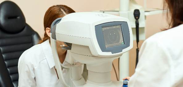 노안과 백내장은 다른 질환이다. 증상을 노안으로 착각해 방치하다 치료 시기를 놓치는 경우가 적지 않다. <사진=클립아트코리아 제공>