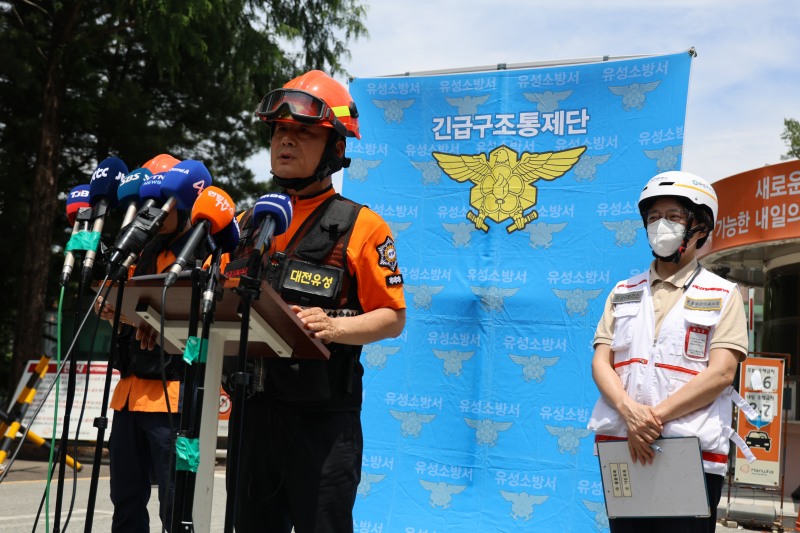 1일 오전 대전 유성구 외삼동 한화에어로스페이스 대전사업장에서 폭발 사고가 나 정문 앞이 통제 중인 가운데, 대전유성소방서, 유성구보건소 등 조사 당국이 이날 오후 현장 브리핑을 진행하고 있다.