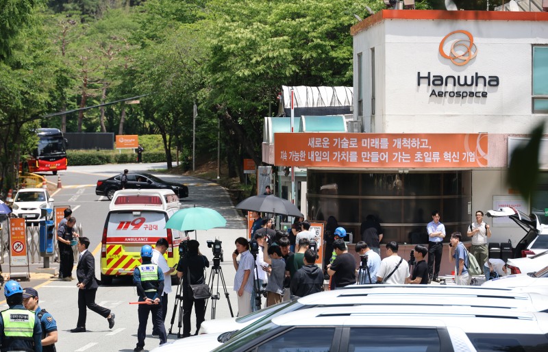 1일 오전 대전 유성구 외삼동 한화에어로스페이스 대전사업장에서 폭발 사고가 나 정문 앞이 통제 중인 가운데, 구급차 한 대가 정문 안으로 진입하고 있다./연합뉴스