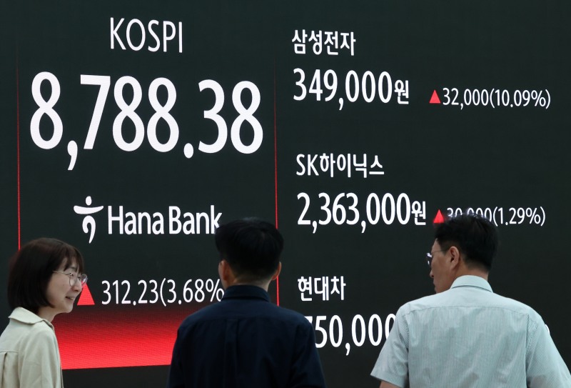 코스피 지수가 전장보다 312.23포인트(3.68%) 오른 8788.38에 장을 마치며 종가 기준 사상 최고치를 경신한 1일 서울 하나은행 본점 딜링룸 모습./연합뉴스
