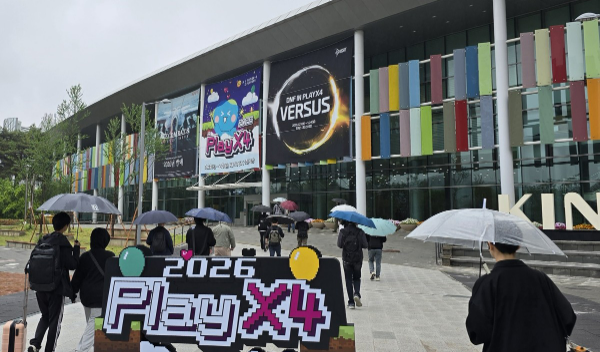 지난달 21일 경기 고양시 킨텍스에서 개막한 수도권 최대 규모의 종합 게임 전시회 플레이엑스포(PlayX4)에 관람객들이 모여들고 있다. 사진=연합뉴스