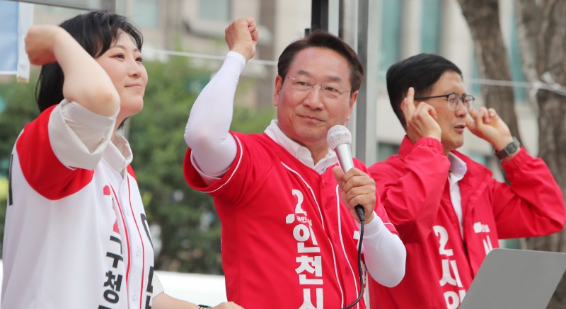 유정복 인천시장 후보가 1일 부평 문화의거리 집중유세 현장에서 이단비 부평구청장 후보, 이명규 시의원 후보와 함께 지지를 호소하고 있다./정복 캠프