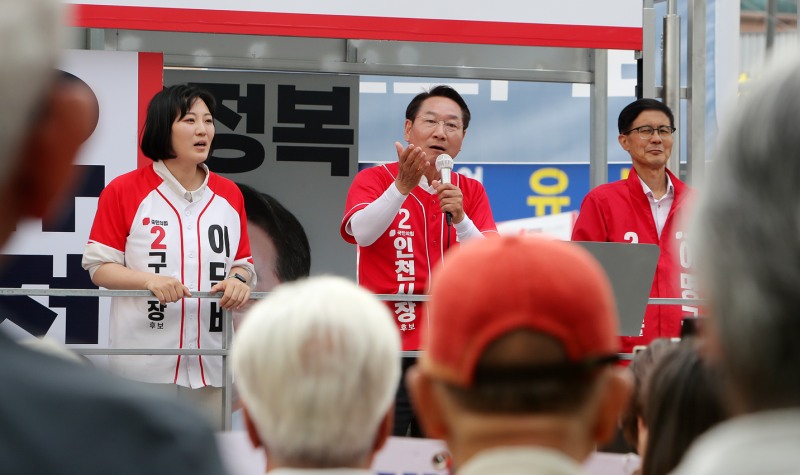 유정복 인천시장 후보가 1일 부평 문화의거리 집중유세 현장에서 시민들에게 연설하고 있다. /정복 캠프