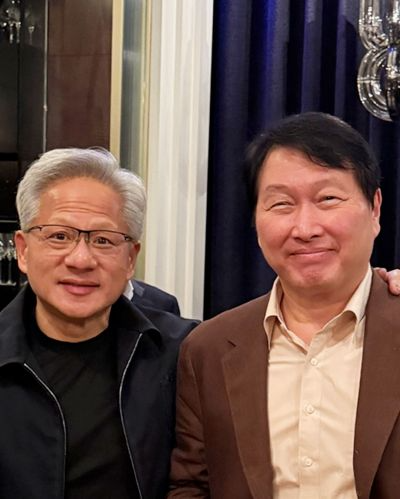 최태원 SK그룹 회장과 젠슨 황 엔비디아 최고경영자(CEO)가 지난 1일 대만 타이베이에서 회동을 갖고 기념촬영을 하고 있다. SK하이닉스 공식 인스타그램