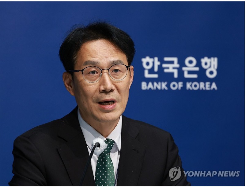 한국은행은 2일 소비자물가 상승률이 당분간 3%대를 지속할 것이라고 전망했다. 사진=이지호 조사국장, 연합뉴스
