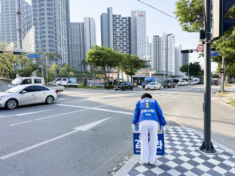 김보라 안성시장이 시민들에게 인사를 하고있다. /선거캠프
