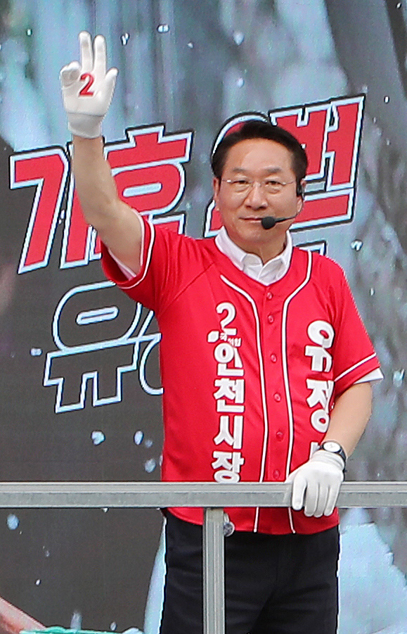 지난 1일 인천시 제물포구 차량 유세 현장에서 유정복 후보가 기호 2번을 상징하는 손짓으로 시민들에게 인사하며 지지를 호소하고 있다. /정복캠프