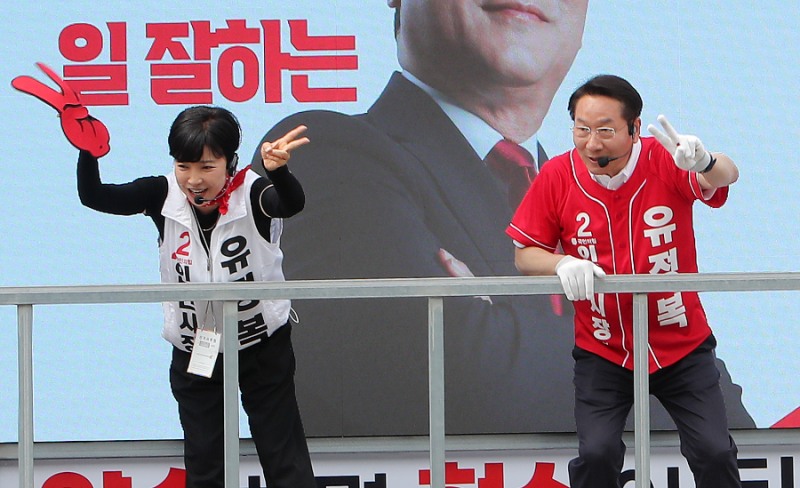 지난 1일 제물포구 차량 유세 현장에서 유정복 인천시장 후보와 김수진 유세단장과 시민들과 호흡하며 기호 2번을 상징하는 브이(V) 표시로 지지를 호소하고 있다. /정복캠프