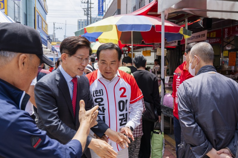 이권재 오산시장 후보가 김문수 전 태통령 후보와 함께 하고 있다. /선거캠프