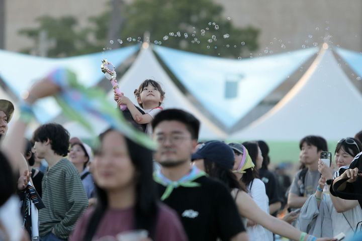 다양한 세대의 관객들이 ‘아시안 팝 페스티벌 2026’의 열기를 만끽하고 있다./파라다이스