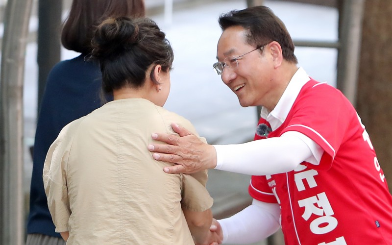 유정복 인천시장 후보가 2일 남동구 구월동 유세 현장에서 시민과 손을 맞잡고 대화를 나누며 인사하고 있다./정복캠프