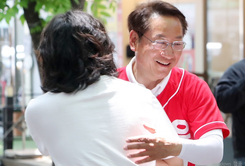 유정복 인천시장 후보가 2일 남동구 구월동 유세 현장에서 시민과 포옹하며 인사를 나누고 있다./정복캠프