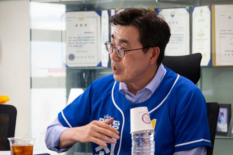 최원용 평택시장 후보가 평택항 물류업게 관계자들과 현안 해결책을 함께 논의했다. /선거캠프