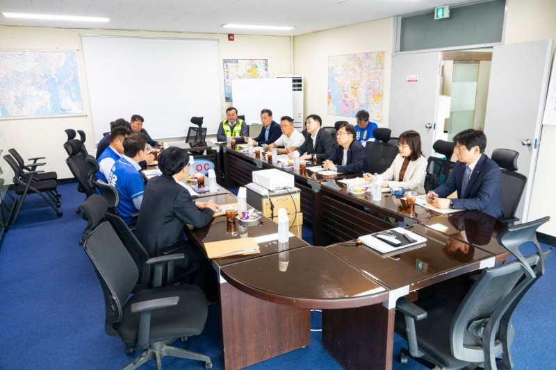 최원용 평택시장 후보가 평택항 물류협회와 평택항만㈜, 평택상공회의소 관계자들과 간담회를 하고있다. /선거캠프
