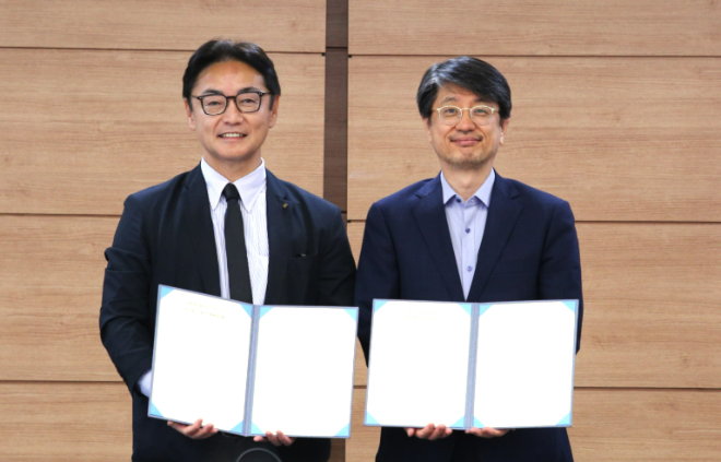 지난 1일, 성신여대-일본 도쿠시마현 업무협약 체결 후 이원호 성신여대 총장직무대리(오른쪽)과 도쿠시마현 고토다 마사즈미 지사(왼쪽)이 기념사진을 촬영하고 있다. (사진제공=성신여대)