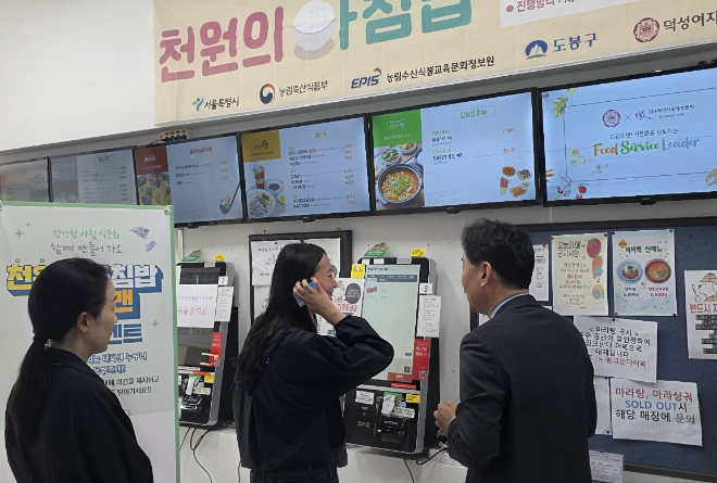 덕성어대 민재홍 총장이 '천원의 아침밥' 구매방법을 안내하고 있다. (사진제공=덕성여대)