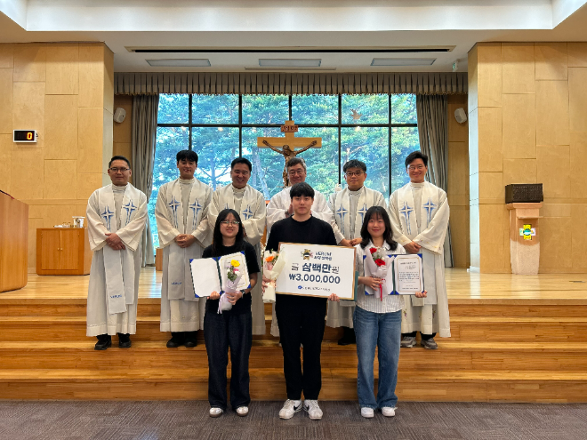 'VERUM 사제 장학금' 행사를 마친 후 단체기념 사진 촬영을 하고 있다. (사진제공=가톨릭관동대)