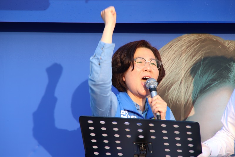 김보라 안성시장 후보가 2일 지지를 호소하고 있다. /선거캠프