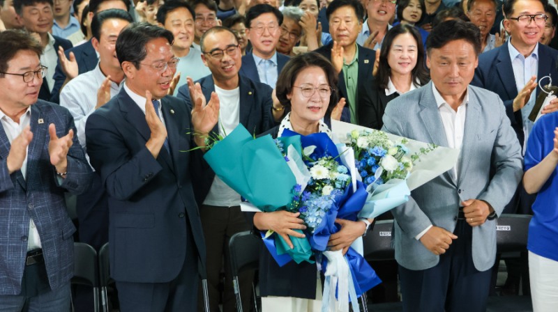 경기도지사에 출마한 더불어민주당 추미애 후보가 4일 수원시 선거사무소에서 당선이 결정되자 꽃다발을 들고 기뻐하고 있다. /추추캠프