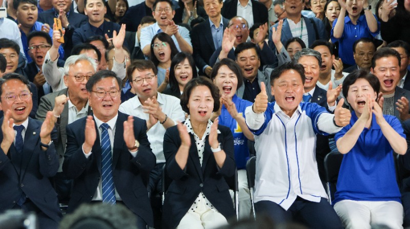 추미애 경기도지사 당선인이 4일 당선이 결정되자 기쁨의 박수를 치고 있다. /추추캠프