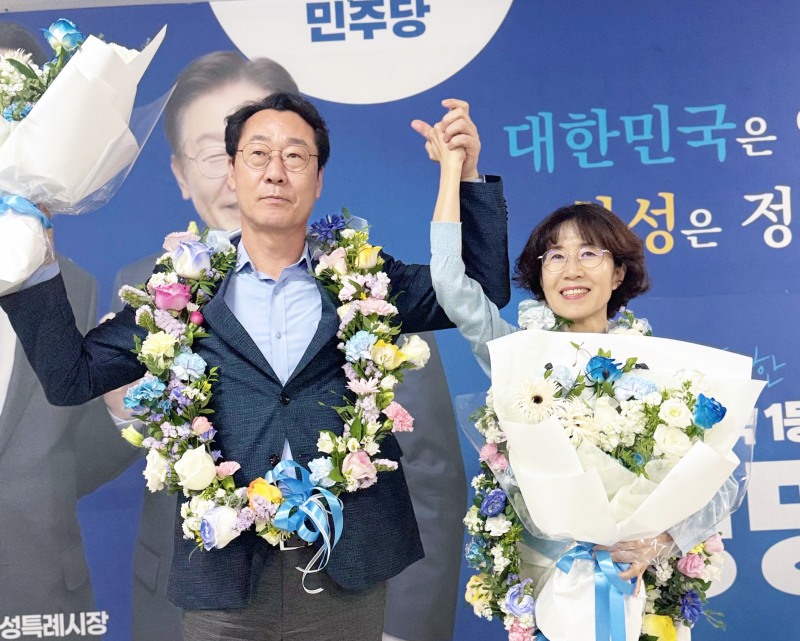 정명근 화성시장 당선인이 4일 배우자와 함께 당선 축하 기념촬영을 하고있다. /선거캠프