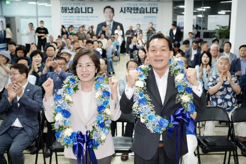이재준 수원시장 당선인과 부인 이지영씨가 축하 꽃다발을 받고 지지자들의 성원에 답하고 있다. /선거캠프