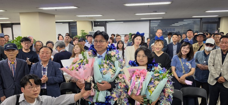 도성훈 인천시교육감 당선인이 4일 배우자, 지지자들과 함께 기념촬영을 하고 있다. /학생성공캠프
