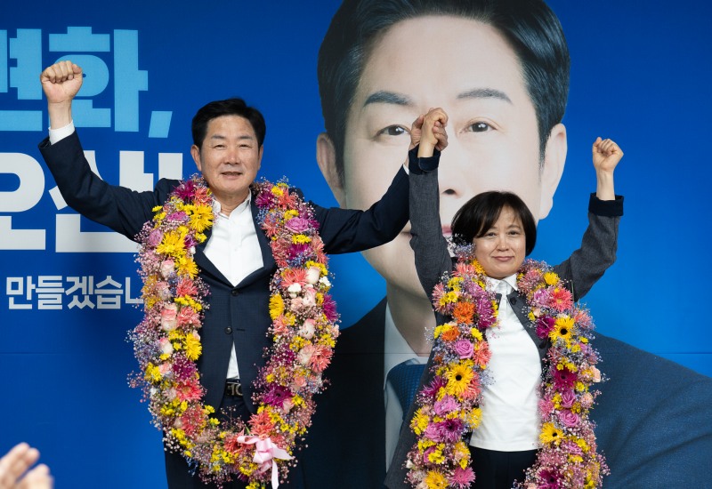 조용호 오산시장 당선인이 4일 배우자와 함께 기념촬영을 하고있다. / 선거캠프