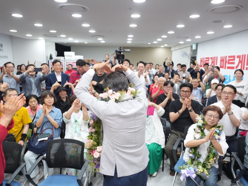 신상진 성남시장 당선인이 4일 지지자들에게 인사를 하고있다. /선거캠프
