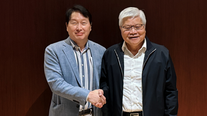 SK하이닉스가 엔비디아·TSMC와의 '삼각동맹'을 공고히하고 있다. 사진은 회동 후 기념사진을 촬영하고 있는 최태원 SK그룹 회장(왼쪽부터)과 웨이저자(C.C. Wei) TSMC 회장 모습. /사진제공=SK하이닉스