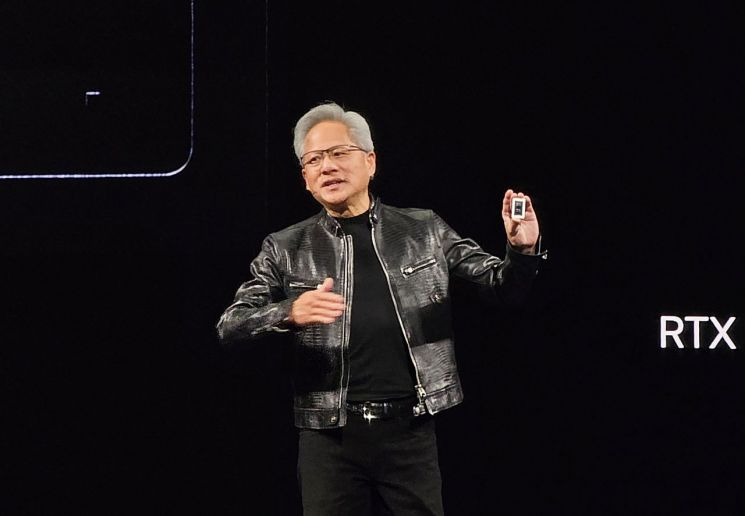 ‘AI 거물’ 젠슨 황의 특별한 외출, 7일 잠실에서 두산 박정원 회장과 투타 맞대결