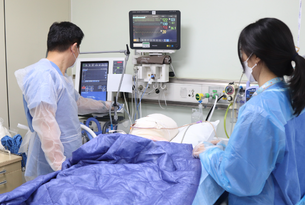 화상중환자실에서 중증화상환자를 치료하고 있는 의료진 <사진=한림대학교한강성심병원 제공>