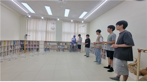 청주1등치과 박대송 대표원장이 모퉁이돌 작은도서관에 발전기금 1천만 원을 기부했다.