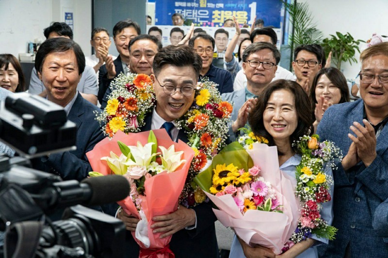 최원용 평택시장이 4일 배우자와 함께 지지자들로부터 당선 축하인사를 받으면서 기념촬영을 하고있다.선거캠프