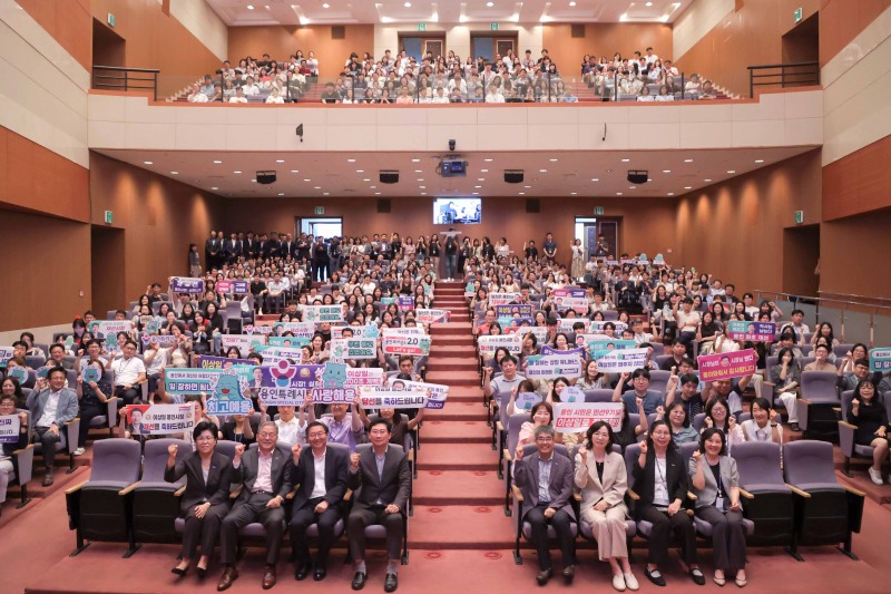 이상일 용인특례시장은 4일 오전 직원들과 만나 인사를 나누고 감사의 뜻을 전했다/용인시