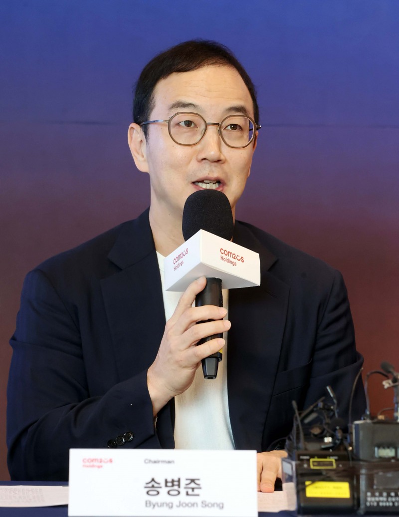 송병준 컴투스홀딩스 의장이 4일 열린 공동 기자 간담회에서 인사말을 하고 있다. 사진=컴투스홀딩스