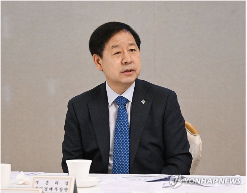 구윤철 부총리가 4일 "외환시장 상황을 예의주시하고 있다"고 구두개입 가능성을 언급했지만 시장에서는 약발이 전혀 먹히지 않고 있다. 사진=재정경제부, 연합뉴스